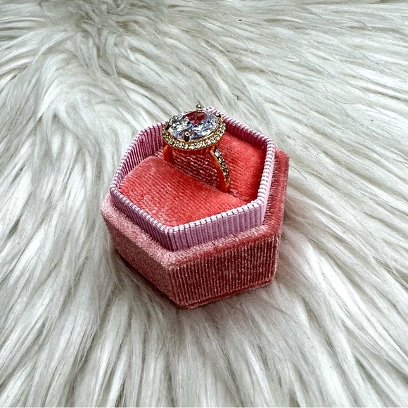 💎 Oval CZ Halo Ring with Gold Tone Setting Size 7 💎 - Picture 3 of 5